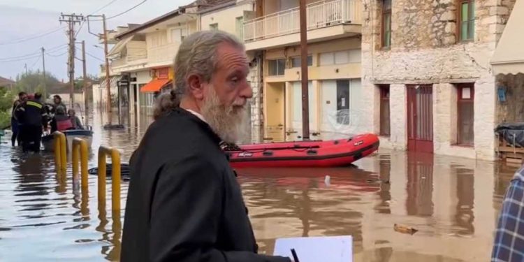 «Γνώριζα ποια σπίτια είχαν αρρώστους» – Ο π. Αθανάσιος της πλημμυρισμένης Φαρκαδόνας